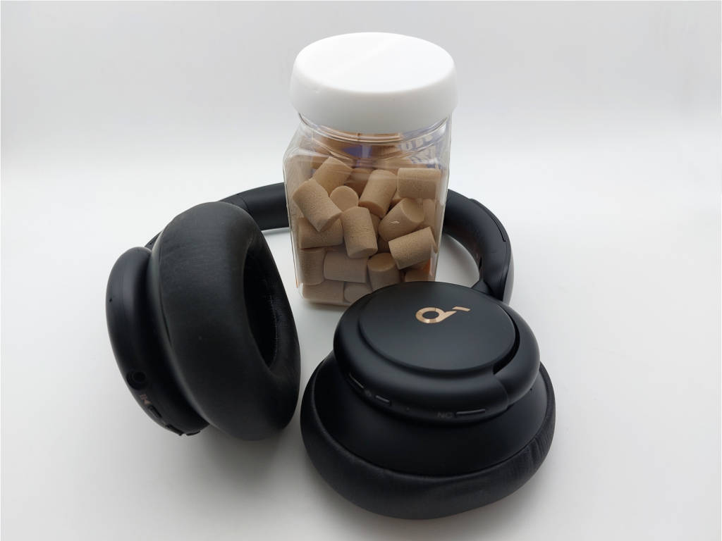 Soundcore-Life-Q30-over-ThermaFIt-noise-reduction